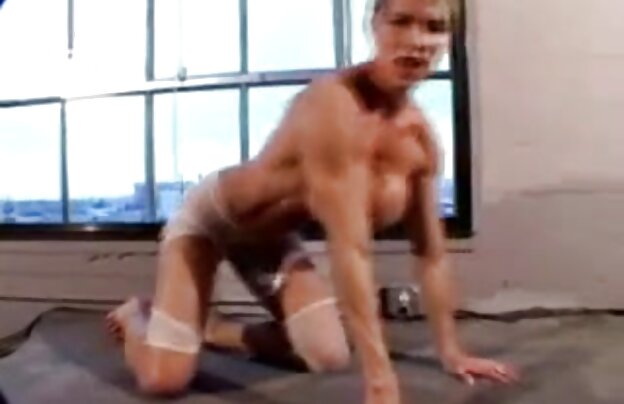 XXX مرد شهوتسرا تلگرام را نشان می دهد دیک خود را به تدریج ، به نظر می رسد وسوسه انگیز و انگشت