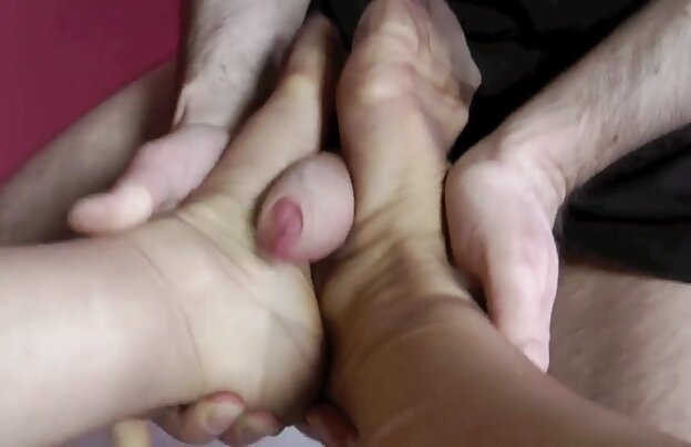 XXX سه دختر آرامش بخش در استخر ، خنده و مست. دوستان خود را متقاعد به لینک کانال تلگرام شهوانی نشان می دهد احمق دختران پوشیدن یک دست کت و شلوار حمام و گسترش پاهای خود را