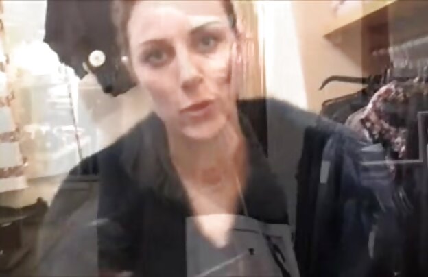 XXX زن به شوهرش شهوتسرا خارجی در نزدیکی آینه