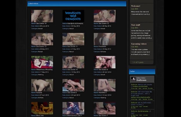 XXX سکسی نواختن گیتار روی سریال شهوانی صحنه است.
